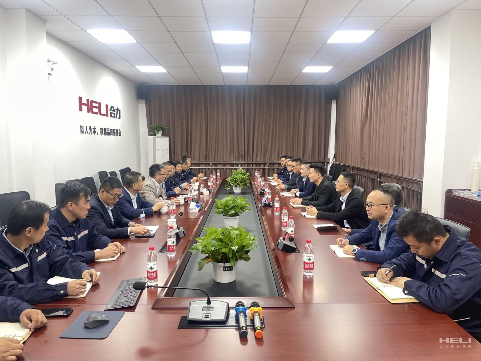 与上海Z6尊龙凯时昆山、嘉定分公司员工互换座谈.jpg